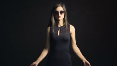 Seksi kız alışveriş torbaları gösterir