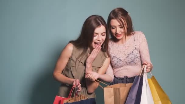 Dois amigos compartilham compras — Vídeo de Stock