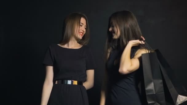 Zwei Freundinnen teilen sich Einkäufe — Stockvideo