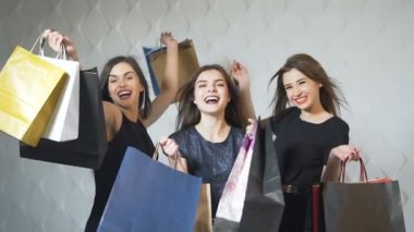 Mutlu kız alışveriş torbaları göster