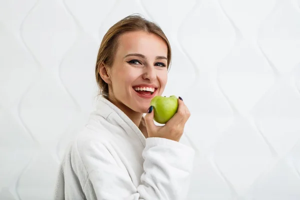Веселая женщина наслаждается Apple — стоковое фото