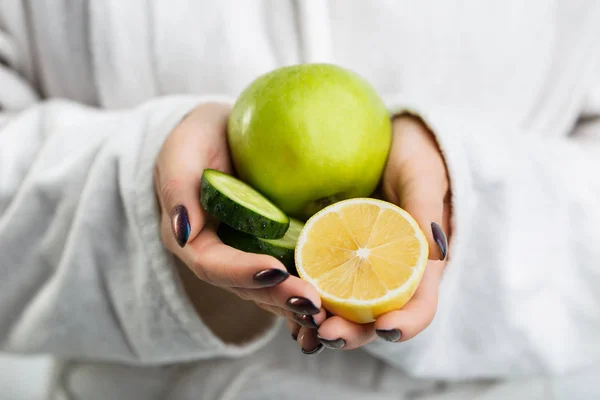 Fruits frais entre les mains — Photo