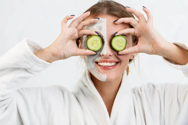 Divertimento do pepino durante o cuidado da cara — Fotografia de Stock