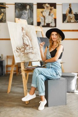 Stüdyo sürecinde poz sanatçı kız