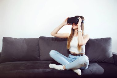 Kız kullanım Vr kulaklık