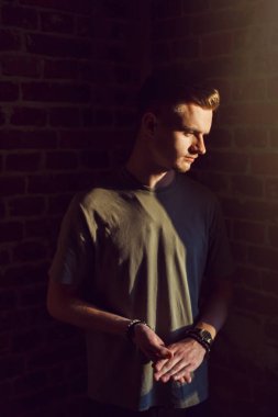 Adamı daha önce tuğla duvar