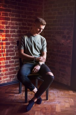 Adamı daha önce tuğla duvar