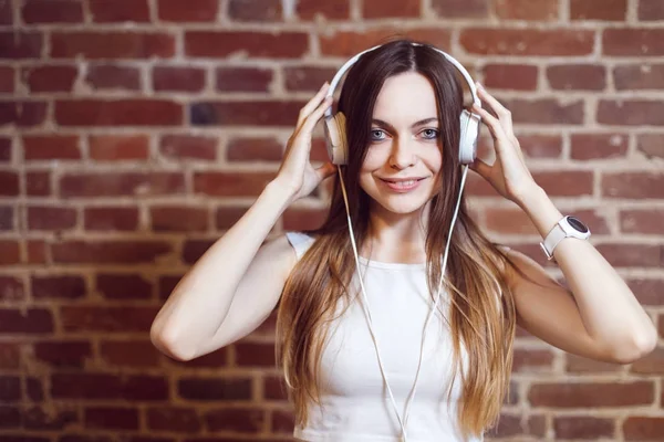 Hipster menina sorrisos cruzando braços — Fotografia de Stock