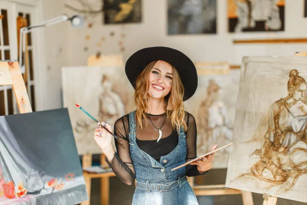 Meisje van de kunstenaars poseren proces in de Studio — Stockfoto