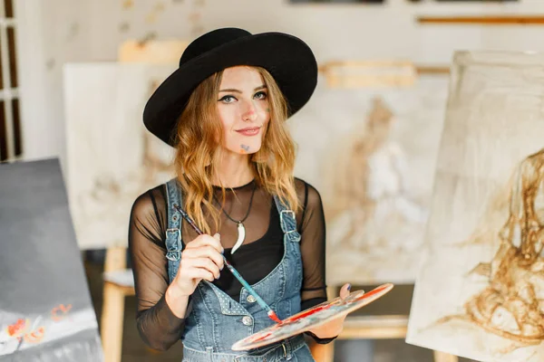 Konstnärer flicka poserar Process i studion — Stockfoto