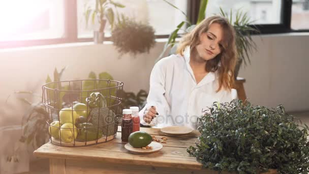 Menina na mesa com alimentos saudáveis — Vídeo de Stock