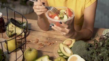 Çekici kız salata yiyor