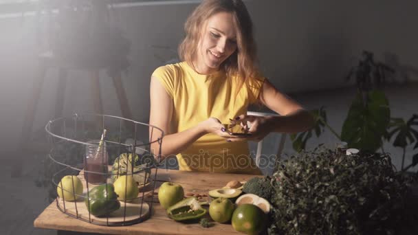 Girl figyelembe fotó az egészséges ételek — Stock videók