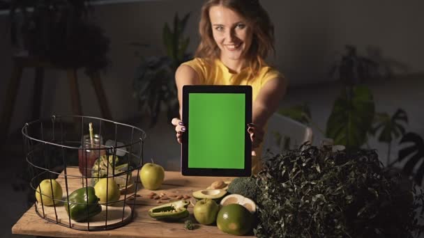 Mujer muestra tableta de pantalla verde — Vídeos de Stock