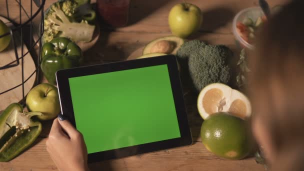 Woman Uses Tablet — Stock Video