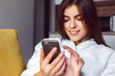 kız ile smartphone