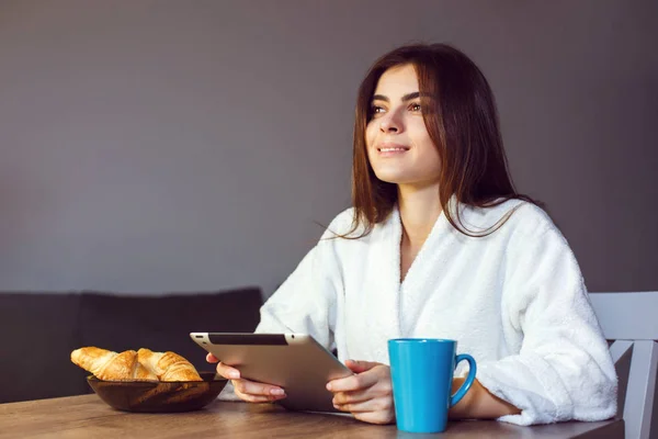 Café de la mañana con Tablet PC — Foto de Stock