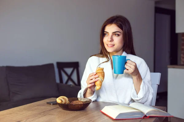 Chica disfruta de café tiempo — Foto de Stock