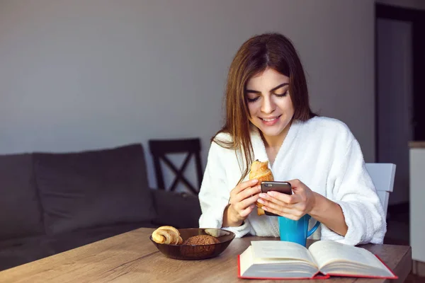 Café de la mañana con teléfono — Foto de Stock