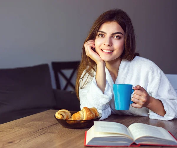 Chica disfruta de café tiempo — Foto de Stock