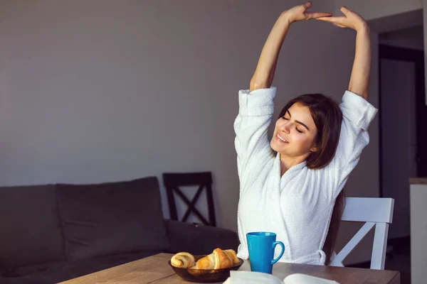 Chica disfruta de café tiempo — Foto de Stock