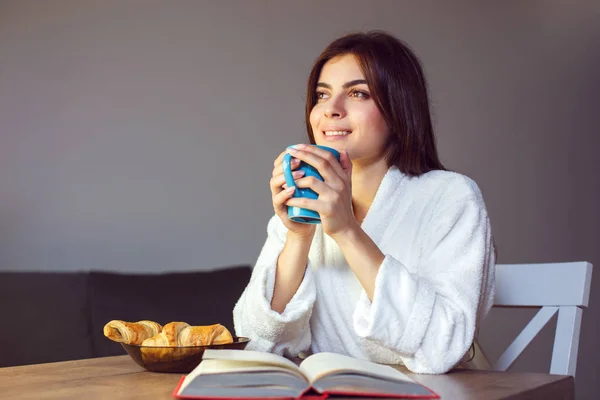 Chica disfruta de café tiempo — Foto de Stock