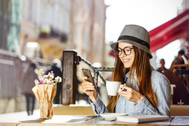 Sokak Cafe Smartphone kullanarak