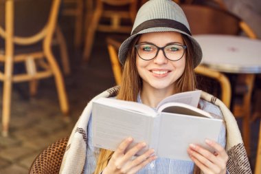 kız kitap okumak