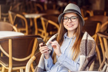 Sokak Cafe Smartphone kullanarak