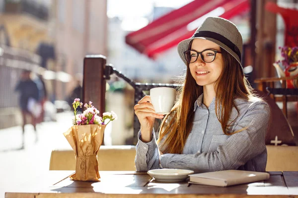 Chica con estilo con café — Foto de Stock