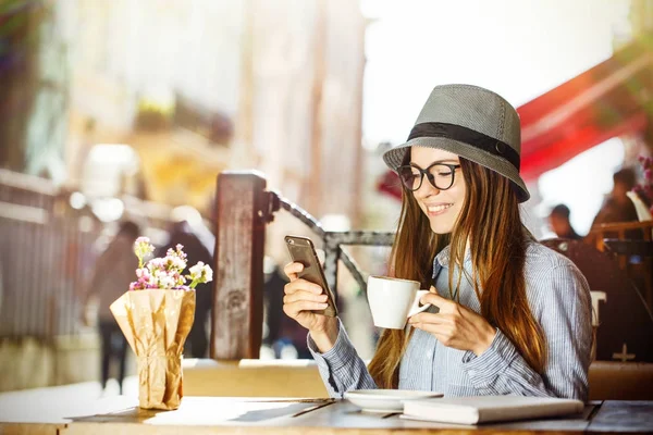 Przy użyciu smartfona w Street Cafe — Zdjęcie stockowe