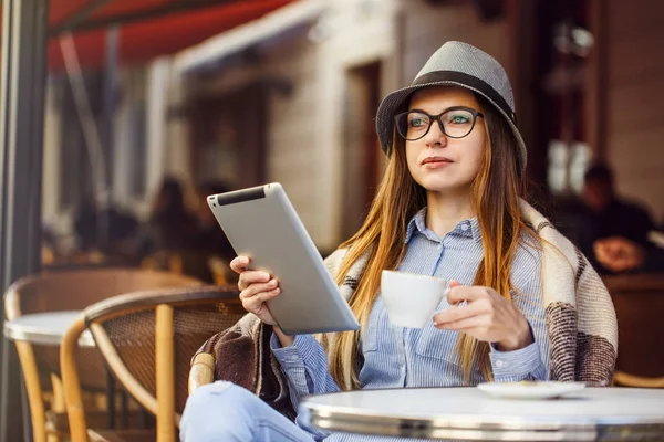 Dziewczyna użytkowania komputera typu Tablet — Zdjęcie stockowe