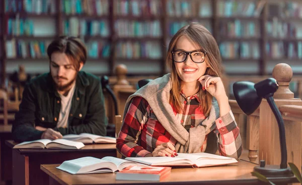 Potret Pasangan Mahasiswa di Pustaka — Stok Foto