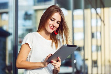 tablet ile kız