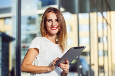 tablet ile kız