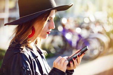 Kız tarafından Smartphone kullanarak