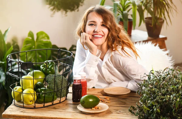 Chica en la mesa con comida saludable — Foto de Stock