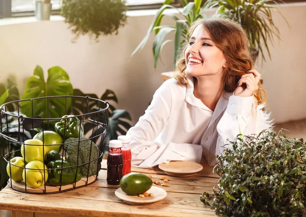 Chica en la mesa con comida saludable — Foto de Stock