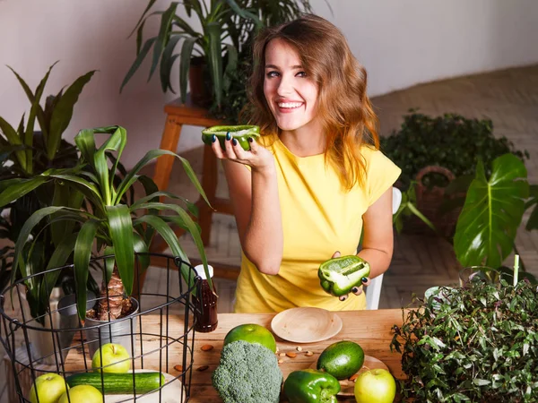 Fille tient des légumes — Photo