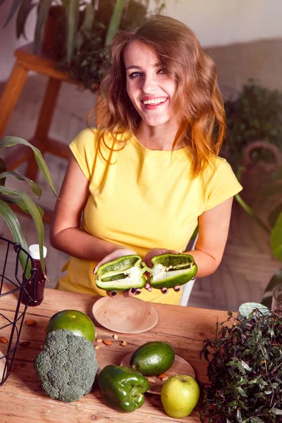 Mädchen hält Gemüse — Stockfoto