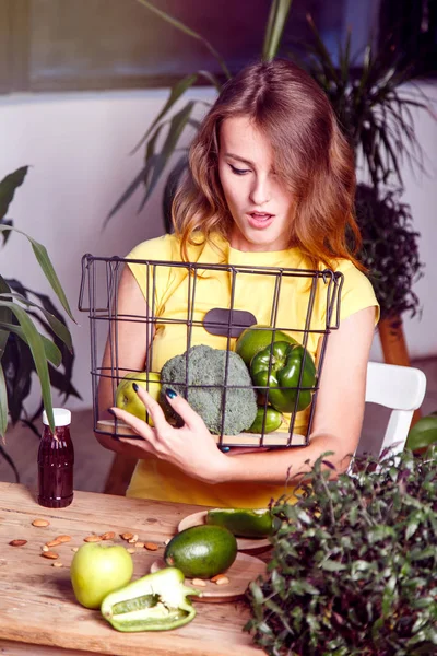 Mädchen hält Korb mit Früchten — Stockfoto