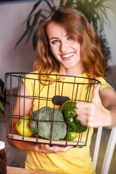 Chica sostiene cesta con frutas —  Fotos de Stock