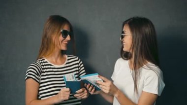 Mutlu turist başparmak-up göster