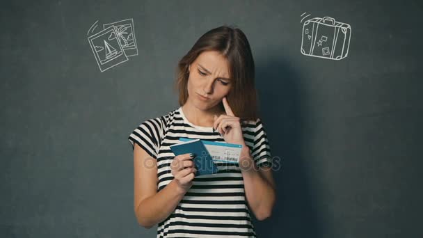 Девушка читает информацию о билете — стоковое видео