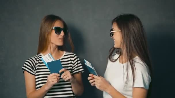 Glada tjejer med biljetter — Stockvideo