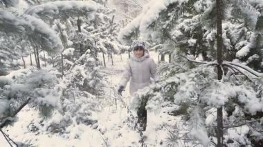 Sevimli kız kış ormanda yürüyüş