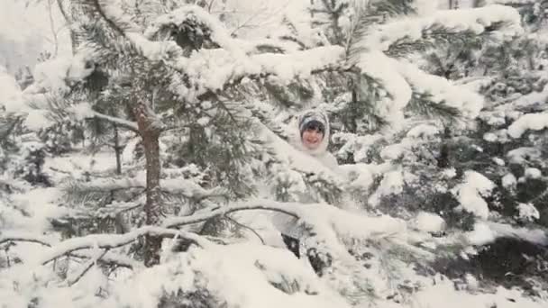 Linda chica corriendo en el bosque de invierno — Vídeos de Stock