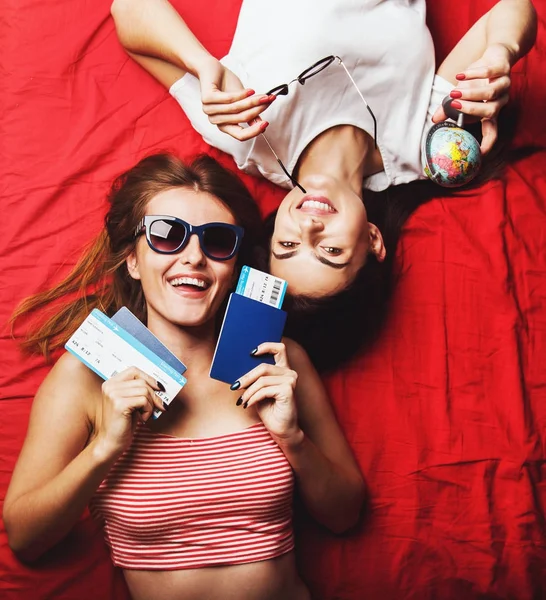 Twee meisjes vrienden liggend op rode Bed — Stockfoto