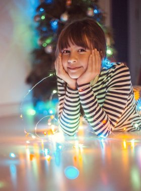 Kızı daha önce Noel ağacı