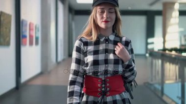 Çantalı kız moda